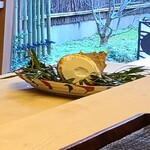 緒方 - ⑪白子筍(京都府塚原産)
      地上に出て陽光を浴びると動物に食べられない様に先端にエグみを集めます
      筍は地中にあって軟らかく甘く旨いのですが、毎年腐葉土を積み重ねる必要があり、筍作りは土作りと言われます