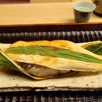 緒方 - ⑤笹挟み白甘鯛(山口県産)松笠焼き、炭火炙り
      松笠に仕上げたパリパリの鱗、白甘鯛は少し水分を残した仕上げ、笹で挟み炭火炙りにして香り付けと水分を飛ばします