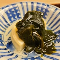 緒方 - ⑪白子筍(京都府塚原産)と若布(徳島県鳴門産)の若竹煮
                白子筍は優しい歯応えで、エグみゼロ、穏やかな甘みと旨みがあります
                若布はふっくらとして甘く、白子筍との相性は抜群です