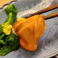 緒方 - ②赤貝(山口県宇部産)
                独特な香りは強い閖上産とは異なり穏やかな香り、それでも大型なので鉄分を含む旨みはしっかりとありますが、癖はなく瀬戸内らしさを感じます 