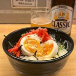 Hakata Tonkotsu Ramen Izumiya - チャーシュー丼たまごトッピングぱっかーん紅生姜&胡麻かけ