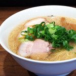 らーめん一途 - 当店のスープは上層は甘みにあるマイルドな背脂、中層は鶏がら醤油のあっさりチキンスープ、下層はピリッと辛い一味のアクセント。
 食べ進むうちに味の変わる三層構造のスープです。レンゲを使っても美味しく召し上がれますが、どんぶりを持ってスープを飲んで頂くと
 より一層美味しく召し上がれます。 