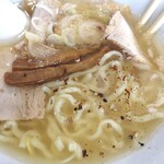 うえんで - 会津山塩と帆立のチャーシュー麺（並；中太ちぢれ麺）（花山椒をふって）