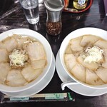 Uende - 会津山塩と帆立のチャーシュー麺（並；中太ちぢれ麺）（左）＆ 会津山塩チャーシュー麺（並；中太ちぢれ麺）