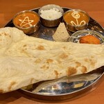 Mini Nepal Restaurant & Bar ALISHA - Ｂランチ 
                      (日替りカレー(バターチキン)･キーマカレー(激辛)･ 
                       ナン･ライス･パパド･チキンティッカ)