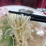 Hakata Ramen Matsuoshouten - 見た目は背油があるので濃厚なラーメンかなと思いきやあっさりとした味。麺は細麺でするすると食べてしまいます。チャーシューはトロトロで旨かった