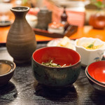 ひと椿 - お通しの茶そばと高清水 ぬる燗