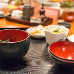 ひと椿 - お通しの茶そば