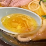 町田商店 - スープにレンゲを沈めると…。うわっコレボディーに吸収するのねぇ〜(^^)でも玉ねぎがあるから！