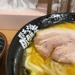 町田商店 - 丼の縁にも良き油の膜