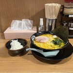 町田商店 - 豚骨醤油ラーメンとサービスライス
