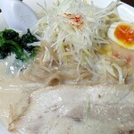 らーめん蔵花 - 煮玉子と、シャキシャキもやしと白髪ネギの食感よし。チャーシューも、程よい噛みごたえ、旨し。