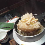 Matsuriya Yuzaemon - 蟹身が入った釜飯でした。