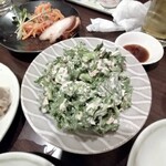 亀屋 - 春菊のサラダ　ぶれちゃいました