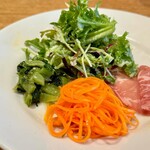 Trattoria Porcellino - 前菜
                        色鮮やかなキャロットラペ、かつお菜やペルシュウ