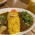 Rainbow Spice Cafe Chai Stall - 【左】ポークビンダルー、【右】チキンマサラ
