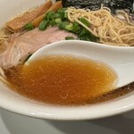 伍年食堂 - 鶏ガラベースの醤油スープは素朴ながら旨みもしっかり。