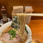 伍年食堂 - 細ストレート麺はするりとなめらかな喉ごし