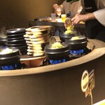 参鶏湯 人ル - 目の前でおねいさんが作っています