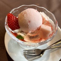 三田屋本店 箕面小野原 - 苺のパフェ