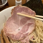 伍年食堂 - 大判のレアチャはつけ汁に浸した方が美味しいですね