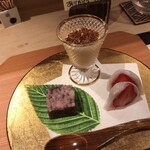 汐見 - デザートは春のデザートとして
      「あまおうのいちご大福」
      「蕎麥茶のババロア」
      「夜櫻をイメイジした羊羹」。
