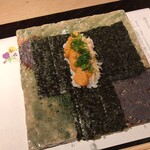 汐見 - 「毛蟹とウニの手卷き壽司」活きたまま仕入れた「毛蟹」と「ウニ」は手卷き壽司に。千葉縣産の最高級海苔は香りよく、毛蟹やウニを引き立てます。