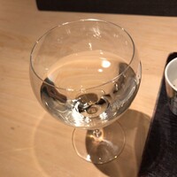 汐見 - ・まづは「十四代」をグラスで一杯（2,100圓）。當日「十四代」は二種類ありましたが、雜味がないはうを選擇します。最近は優しいお酒が好みな私です。