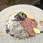Shirasu Kenkyuujo Kamakura - 鎌倉産生＆釜揚げしらすとマグロ、サーモンの四色丼¥1,840(税込)
