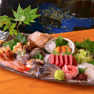 We take seasonal seafood out of the fish tank and serve it to you.