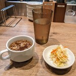 Niku Omuraisu Semmon Ten Niku To Tamago - スープ ＆ お冷や ＆ コールスロー