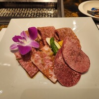 游玄亭 西麻布本館 - ランチ お肉は価格相応に美味しかったです。ベビーカーで入れこども食器もありスタッフは優しいですが、全体的に、これがかの有名な游玄亭？全然高級感ないなぁという印象。個室だとまた変わるのかもしれません。