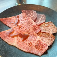 焼肉うしごろ 新宿三丁目店 - 特選サーロインのすき焼き、厳選赤身 タレ、上ヒレ