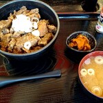 美食や やま信 - すじどて煮丼