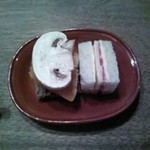サンドイッチと、そば粉のパンのからすみとマッシュルームのせ