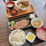 中華料理芙蓉 - 角煮丼＆ミスジステーキ定食