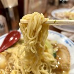 Yamato Ra-Men Kou Undou - 麺は中麺ストレートの四角い麺でけっこう量あります