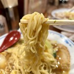 やまとラーメン香雲堂 - 麺は中麺ストレートの四角い麺でけっこう量あります