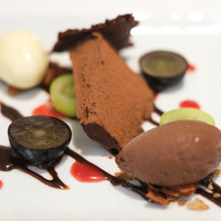 レストラン シャルム - ランチコース 3630円 のガトーショコラ、ダークショコラのソルベ、シャインマスカット、長野県クイーンルージュ