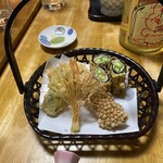 山海房 - ほうきのようなそうめんの飾り揚げ、海老はあられで揚がってるので食感がサクッとします。アスパラの肉巻き揚げ、ししとう、かぼちゃ天。揚げたてをホクホクしながらいただきます。