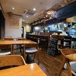 Bistro Cochon d'or - 店内は白壁、ガラス窓には濃茶色のブラインド、濃茶色の木製カウンター&テーブルセット、紺色のキッチン側壁とカウンター上の垂れ壁、落ち着いた雰囲気で寛げる空間になっています、BGMは洋楽