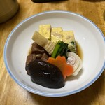 山海房 - 煮物　しいたけ煮の後ろに豚角煮、卵焼きには魚の卵と三つ葉が入ってます。年輪巻は豚肉と大根、筍も小松菜も、にんじんも。ふたを開けた時にみんなから「わーっ」と声があがります。にんじんの飾り切りも素敵。