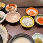 自然薯とろろ汁専門店 芋屋猫吉 - 6種の薬味付 とろろめし