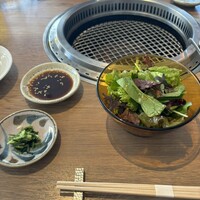 焼肉 The INNOCENT CARVERY 新丸ビル店 - セットのサラダ、お漬物、タレ