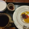 こぐま - コーヒーとあんみつ玉（黒蜜つき）左上は砂糖の壺？です。