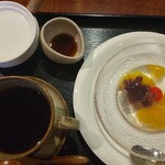 Koguma - コーヒーとあんみつ玉（黒蜜つき）左上は砂糖の壺？です。