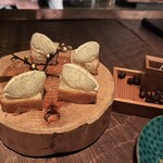 タビ式 - マスカルポーネのはちみつがけ　付け合わせは、フライドレーズンに炭塩