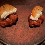 タビ式 - お通し　プチクロワッサンに金柑を乗せた物