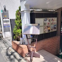 モナリザ 恵比寿店 - 入口もオーソドックスな感じ