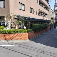モナリザ 恵比寿店 - 恵比寿駅から歩いて5分。ビルの半地下に入口あり